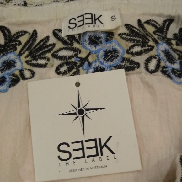 LF Seek the Label Embroidered Off Shoulder Blouse - Picture 11 of 11